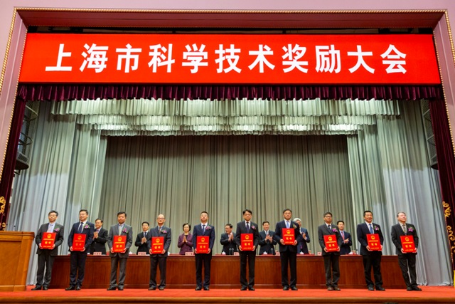 澜起科技董事长兼首席执行官杨崇和博士（前排右数第五位）上台领奖     （图片来源：上海科技网）