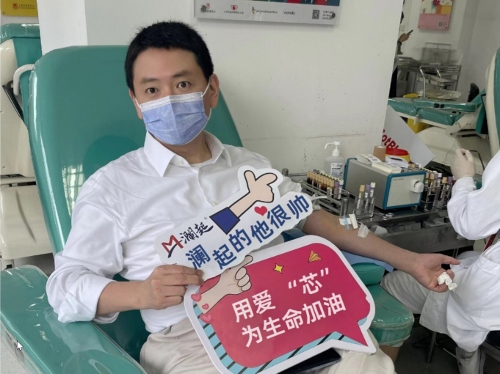 Stephen Tai先生带头献血